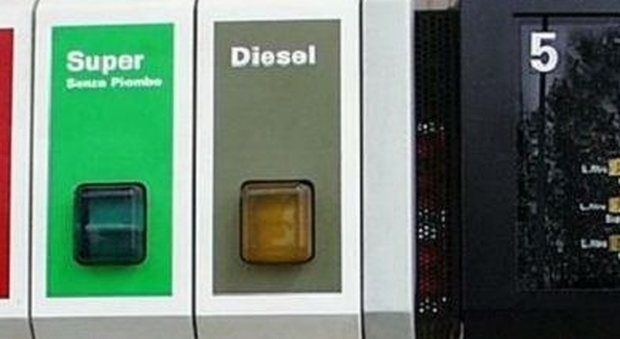 Benzina e diesel, gli aumenti di Pasqua: tutte le compagnie ritoccano i listini