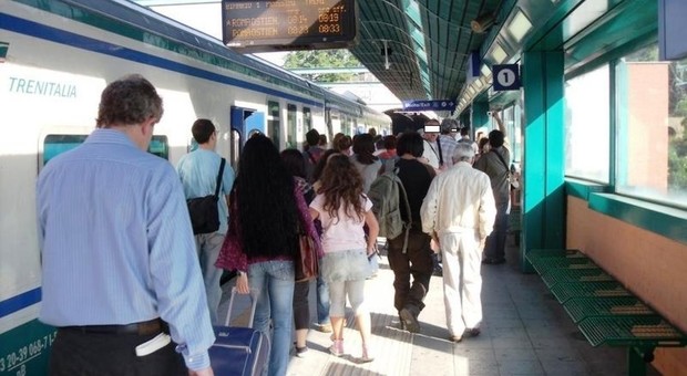 Roma-Viterbo, bloccati due ore sul treno. Arrivano gli artificieri ma è un falso allarme