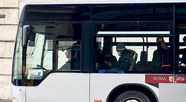 Roma, i trasgressori del divieto anti-Covid trovano il vigile sul bus: fioccano le multe