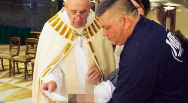 Papa Francesco battezza figlio del suo amico "cartoneros" di Baires (Chi)