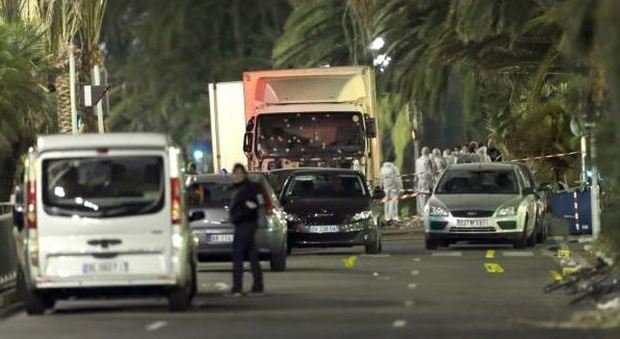Strage di Nizza, governo sotto accusa: «Solo un'auto della polizia sulla Promenade»