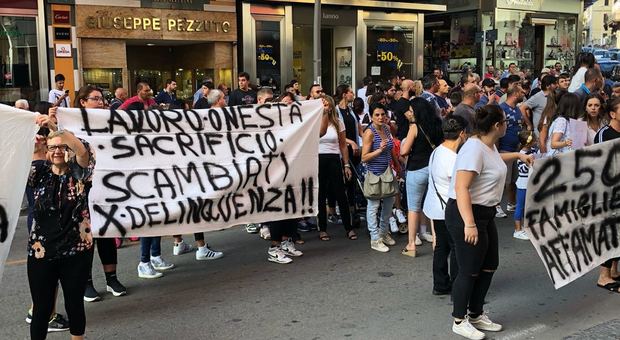 In piazza gli operatori del mercato ortofrutticolo, Marano in tilt: «Riaprite, i mafiosi siete voi»