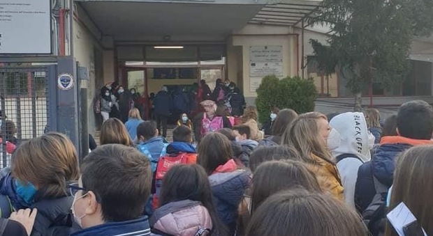 Covid a Napoli, la mossa del Comune: «Le scuole restano aperte, vogliamo prima dati certi»