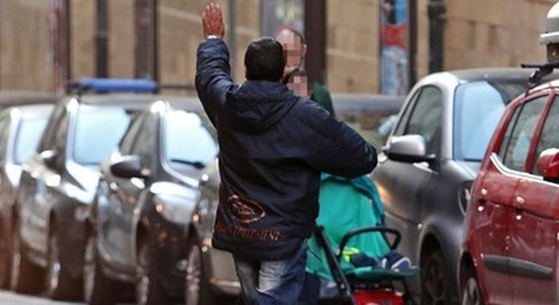 Napoli resta in mano ai parcheggiatori abusivi: «Anche il daspo è un fallimento»