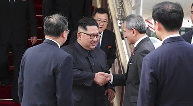 Kim Jong Un arriva a Singapore: tutto pronto per il summit con Trump nel super hotel blindato