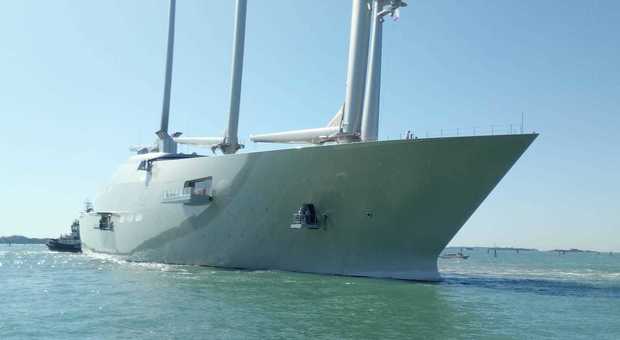 L'arrivo della mega yacht a Venezia