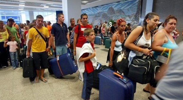Aereo caduto, cancellati i voli per Sharm: ventimila turisti bloccati in Egitto