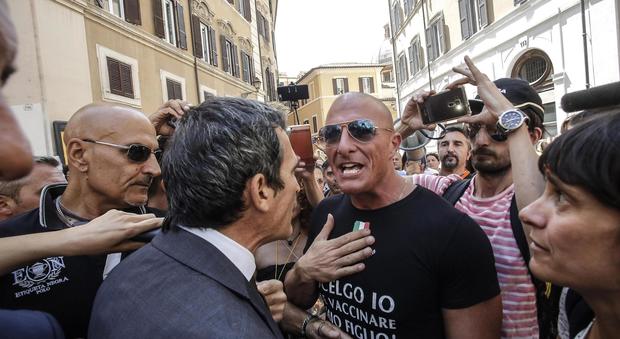 No Vax protestano a Montecitorio, aggrediti 3 deputati Pd. Renzi: "Non ci fermiamo"