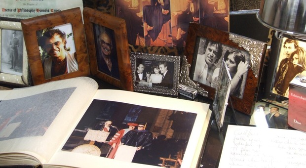 Franco Califano, le sue estati rivivono nella casa museo di Ardea: dalla poltrona-culla alle foto più belle
