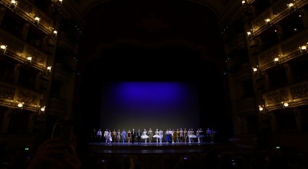 Teatro San Carlo di Napoli, la protesta di Kiev non ferma il balletto della pace