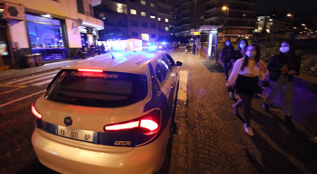 Movida a Napoli, controlli della polizia locale: sette locali sanzionati, tre auto sequestrate