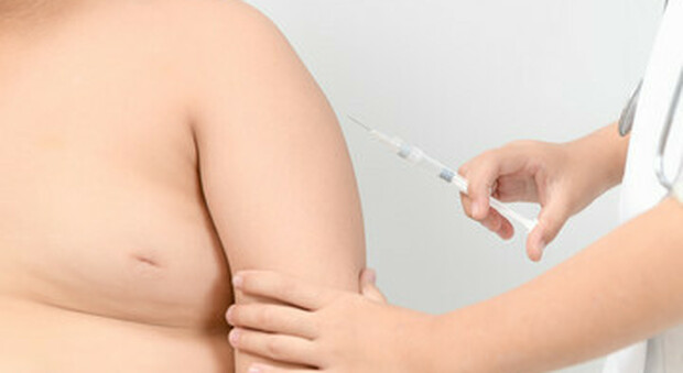 Vaccino Pfizer meno efficace per chi è sovrappeso: una ricerca fatta a Roma indica i rischi