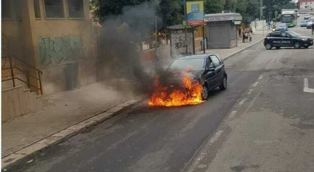 Auto si incendia durante la marcia: donna si mette in salvo dalle fiamme