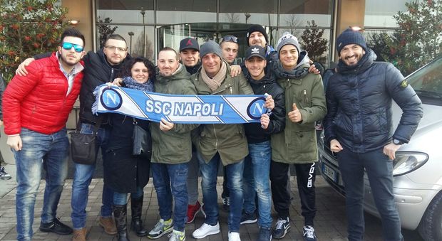 Tifosi azzurri, torinesi e napoletani, in attesa davanti all'albergo della squadra di Sarri: «Vincete per noi»