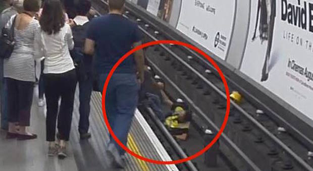 Salva un uomo caduto sui binari: la polizia cerca "l'eroe della metro"