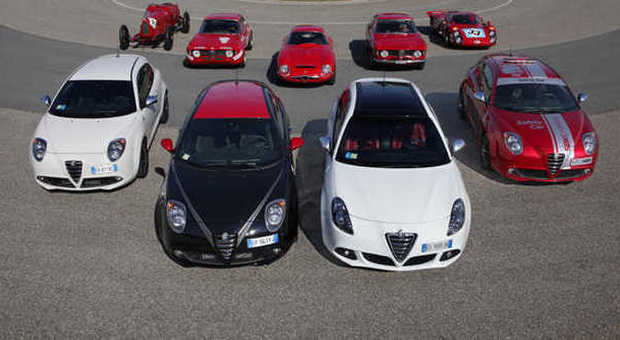 Alcune delle attuali Alfa Romeo con dietro i bolidi entrati nella storia