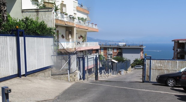Rapina in casa a Posillipo, colf legata a una sedia: banditi in fuga con 200mila euro