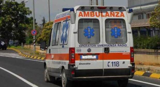 Laurentina, scontro fra auto e bus: 5 feriti, un'intera famiglia all'ospedale