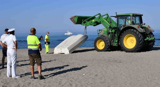 Bonifica la spiaggia di Focene dai relitti delle barche abbandonate