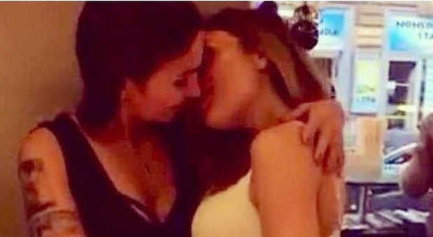 Siria De Fazio e il bacio hot a Naike Rivelli: "Innamorate? Le piace molto scherzare"