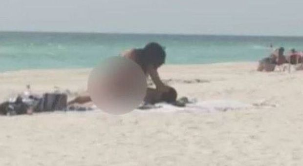 Fanno sesso in spiaggia, arrestati per molestie ed atti osceni: "Li ha visti una bimba di 3 anni"