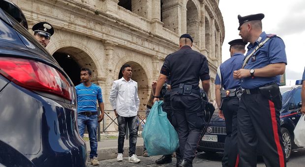 Roma, blitz dei carabinieri al Colosseo: 10 Daspo agli abusivi