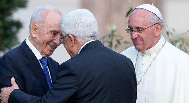 In Vaticano l'abbraccio tra Abu Mazen e Shimon Peres. Il Papa: la Chiesa deve sorprendere