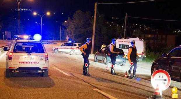 Napoli, tre ragazzi in scooter sparano ​contro il posto di blocco: ferito un poliziotto