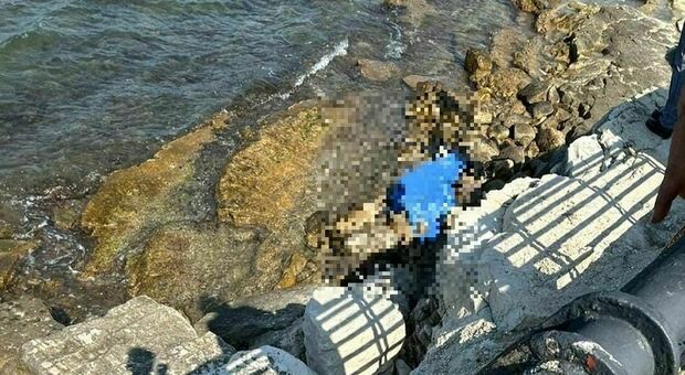 Cadavere di un uomo di 60 anni ritrovato in spiaggia: fatale un malore dopo il tuffo in mare