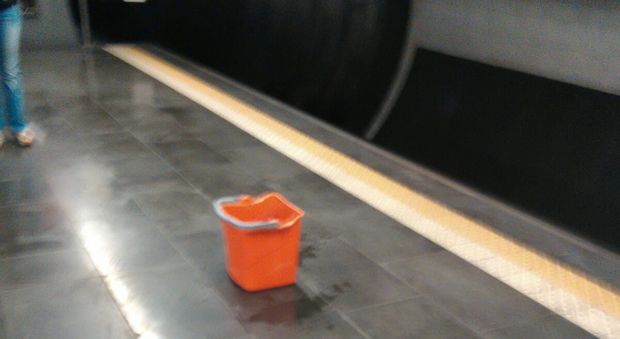 Napoli, quel secchio nella metro è un'opera d'arte?