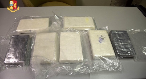 Frosinone, 7 chili di cocaina in un doppiofondo ricavato nell'auto: arrestato un giovane