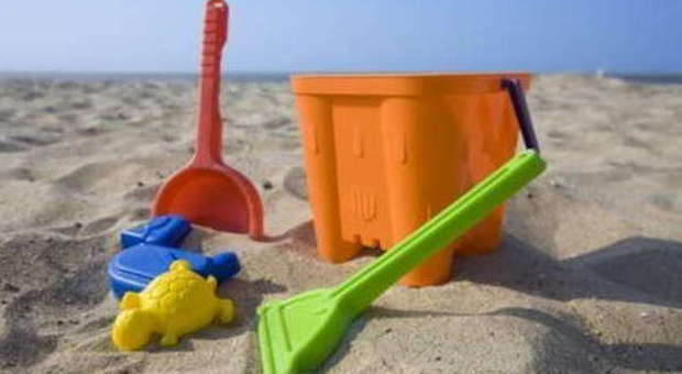 Fanno una buca in spiaggia, bambini scoprono una busta con 2,5 chili di marijuana