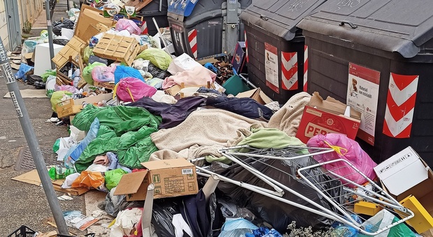 Rifiuti a Roma, l'emergenza è infinita: la spazzatura invade strade e marciapiedi