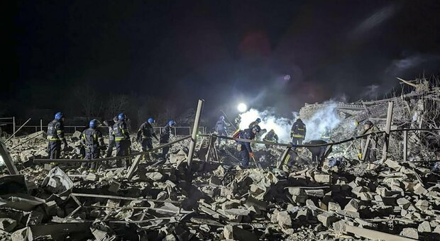 Guerra Ucraina, massiccio attacco della Russia nella notte: decine di missili su 7 regioni. Colpita città natale di Zelensky