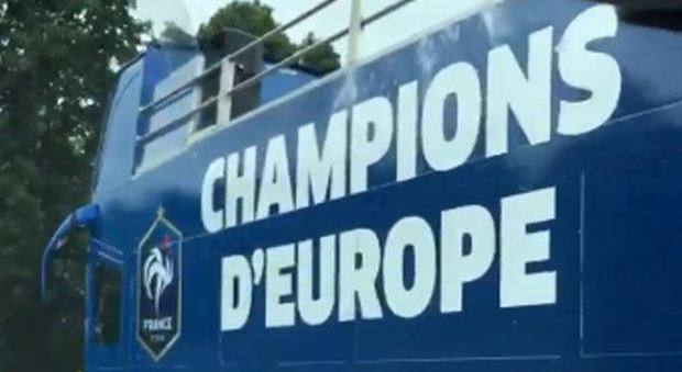 Euro 2016, la beffa viaggia verso Parigi: ecco il pullman “Francia Campione d'Europa”