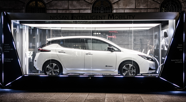 La nuova Nissan Leaf esposta al pubblico durante il Tour all'interno di una Teca, caratterizzata da un design avveniristico che riflette la tecnologia innovativa e lo scambio energetico della nuova generazione del veicolo 100% elettrico più venduto al mo