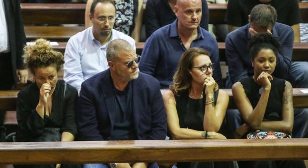 immagine Nadia Toffa, le lacrime delle Iene al funerale. Giulio Golia: «Era la mia famiglia»