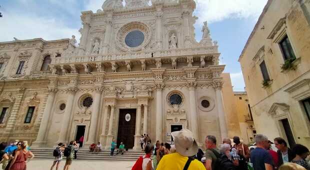 Turisti a Santa Croce a Lecce