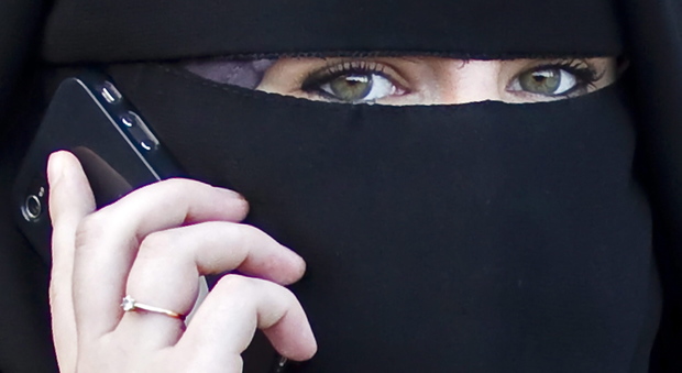 La mamma col niqab: «Fiera di essere italiana, ma sono musulmana»