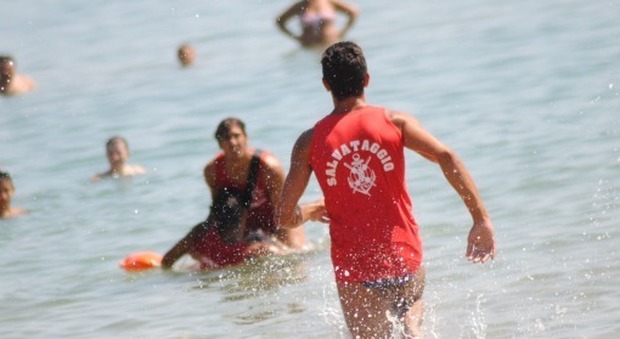 Turista milanese muore in spiaggia mentre fa il bagno con la moglie