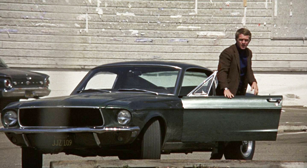 Steve McQueen con la mitica Ford Mustang nel film Bullit