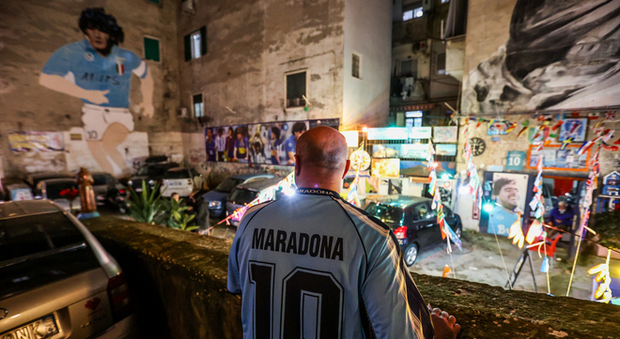 Maradona, Napoli diventa l'ultimo sacrario tra statuine, lumini e poster
