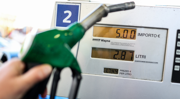 I prezzi a un distributore di benzina