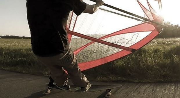 Cade dallo skateboard "a vela", 69enne finisce in rianimazione in fin di vita