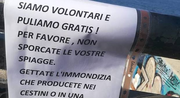 «Puliamo gratis le spiagge: non sporcate», l'appello degli spazzini volontari di Torre del Greco