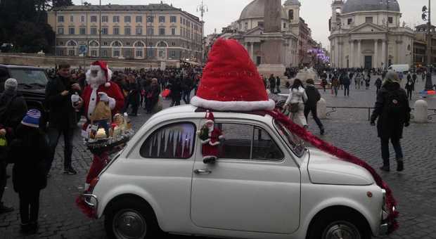 "Babbo Natale" gira per Roma su una 500: maresciallo dell'Aeronautica regala caramelle e sogni ai bimbi