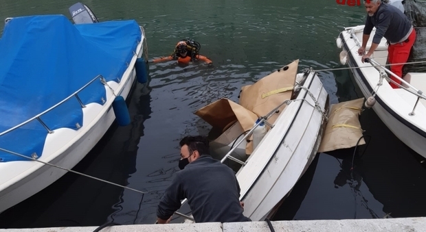 Imbarcazione rovesciata all'ormeggio: l'intervento dei vigili del fuoco