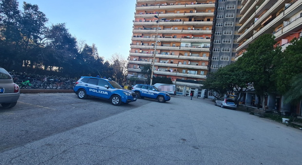 Porto Recanati, Via vai sospetto: la Polizia irrompe nel covo dello spaccio di cocaina all'Hotel House