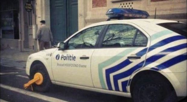 Belgio, l'auto della polizia in divieto con le ganasce: l'ironia corre sul web