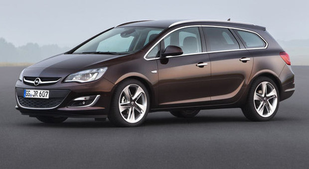 Opel Astra 2012 in versione station wagon
